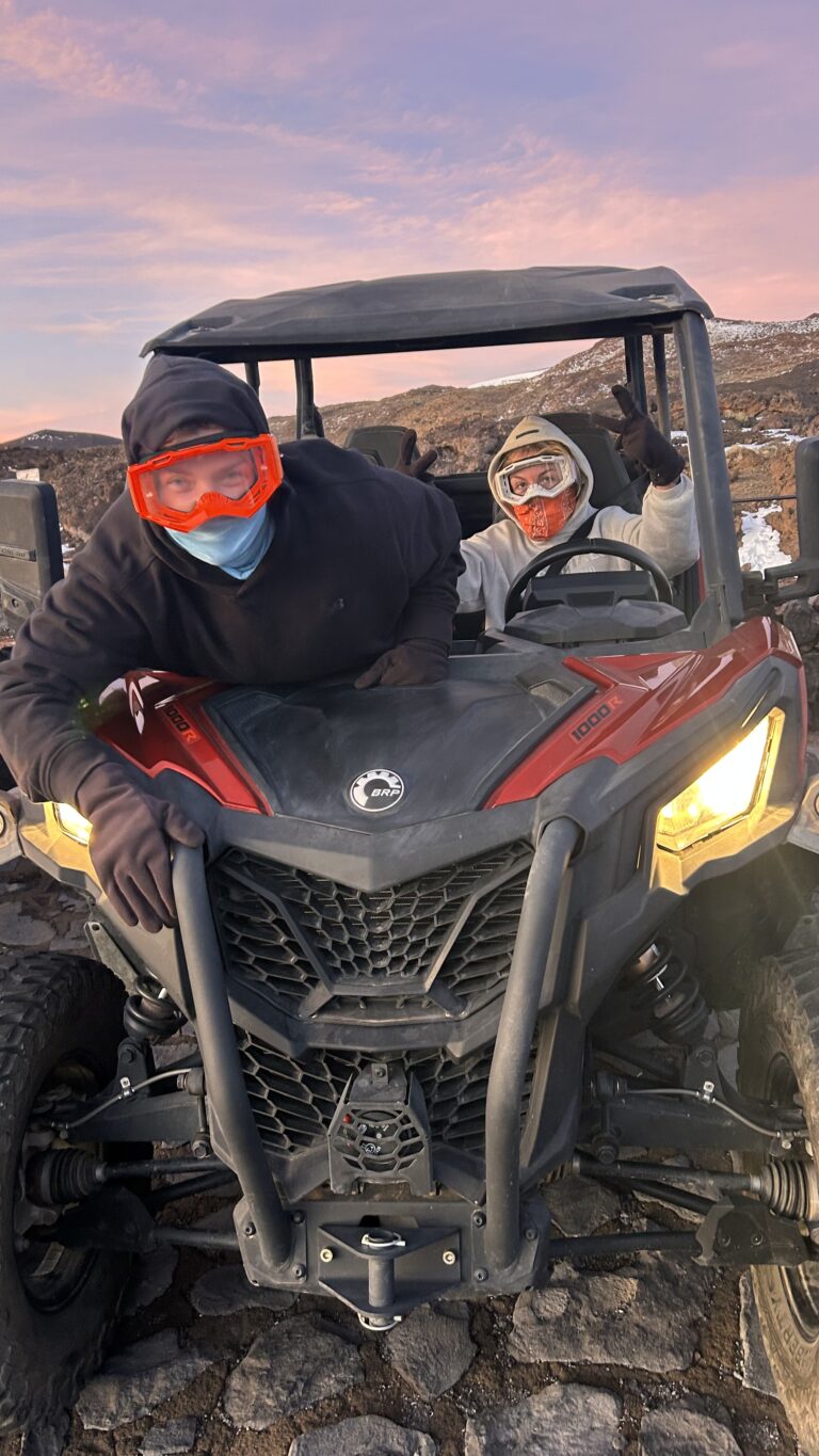 Buggy en Tenerife circulando por una pista off-road hacia el Teide.