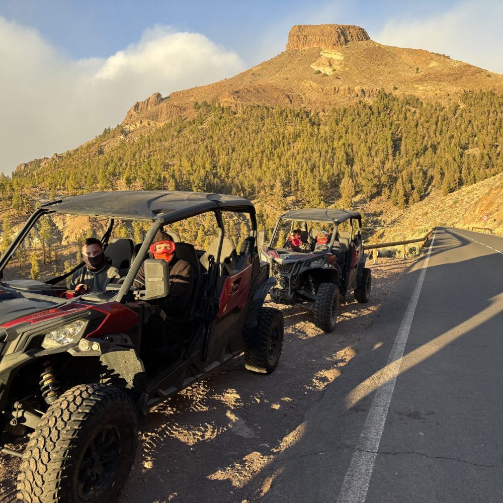 Excursión en buggy por Tenerife: dos buggys con clientes en una carretera de montaña